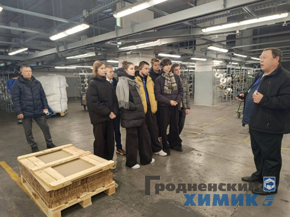 Учащиеся 10 класса гимназии 4 им. Д.В.Казакевича на производственной экскурсии.jpg